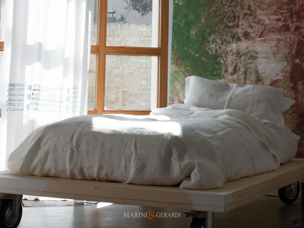 Biancheria da letto basic in lino stropicciato lenzuola e federe bianche