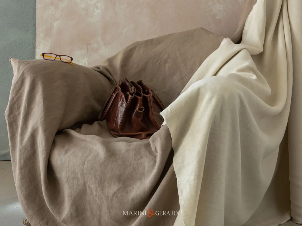 LINO CUOIO prelavato stone washed per poltrona - colore macao gesso LINO CUOIO prelavato stonewashed: TESSUTI PER TAPPEZZERIA DIVANI colore macao gesso