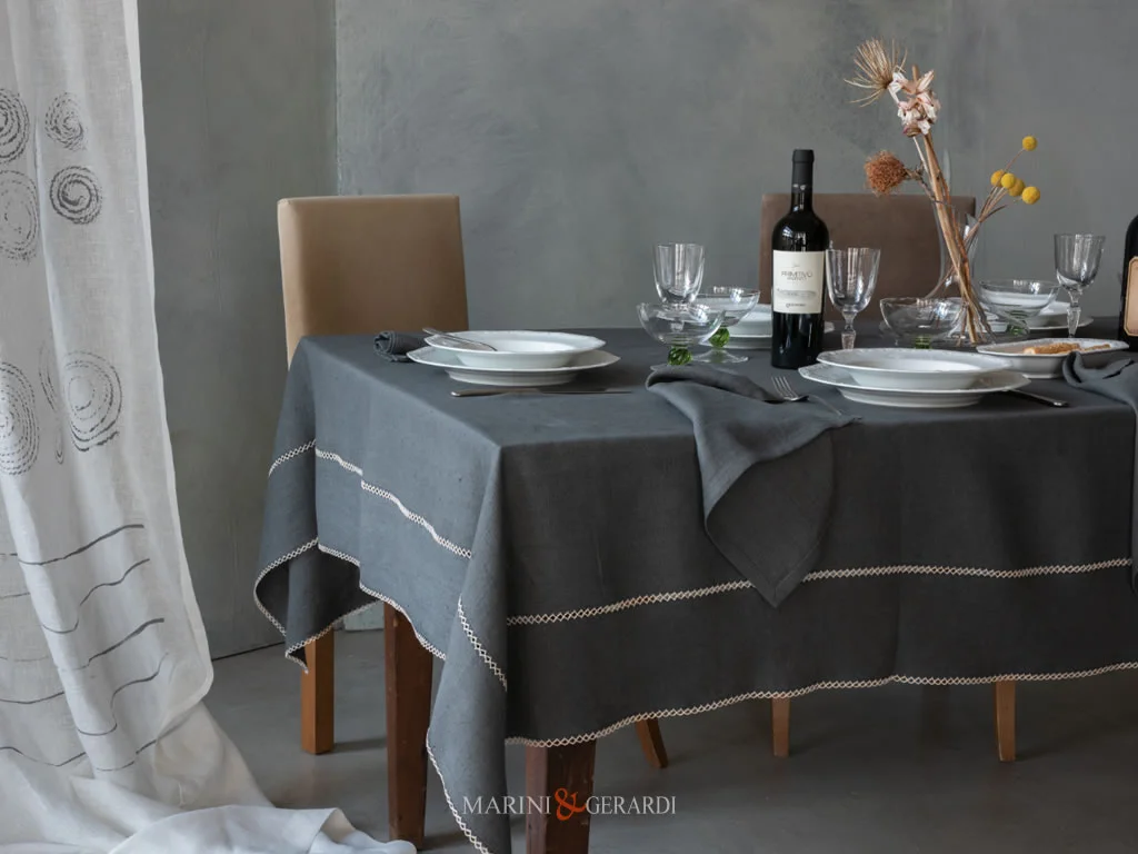 Tovaglia elegante di lino ricamata su misura in grigio antracite