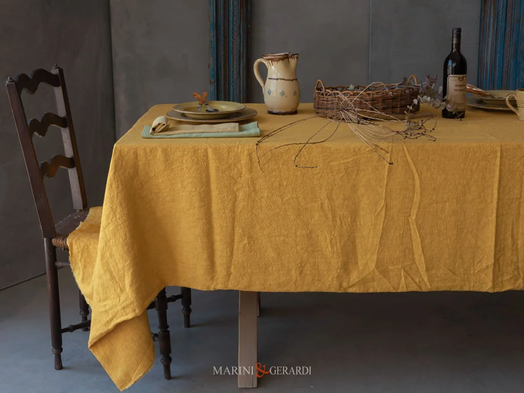 Tovaglie da tavola in lino stropicciato delave giallo ocra